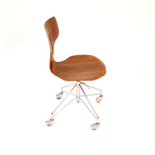 Load image into Gallery viewer, Arne Jacobsen, teak desk chair &quot;T-chair, model 3113, Fritz Hansen, 1963