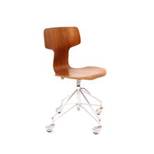 Load image into Gallery viewer, Arne Jacobsen, teak desk chair &quot;T-chair, model 3113, Fritz Hansen, 1963