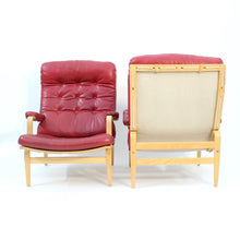 Load image into Gallery viewer, Bruno Mathsson, pair of Ingrid lounge chairs in maroon leather, DUX, 1969