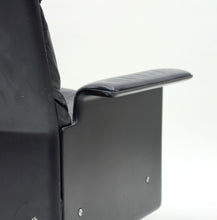 Load image into Gallery viewer, Dieter Rams, black leather lounge chair model 620, Vitsœ, 1970s