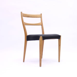 Scandinavian oak dining chairs with black leather seats, 1950s